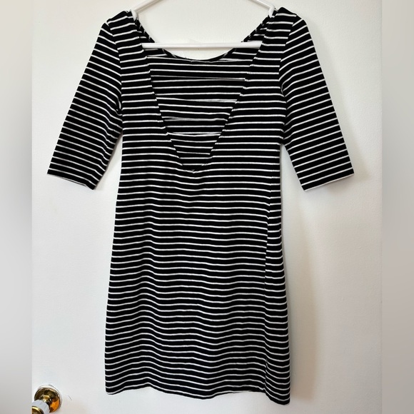 🎉4/30$🎉 Garage Striped Black & White Mini Dress – Size M 🤍 - Picture 4 of 5